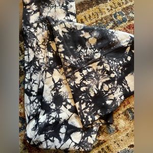 Women's size 6 Lululemon leggings.